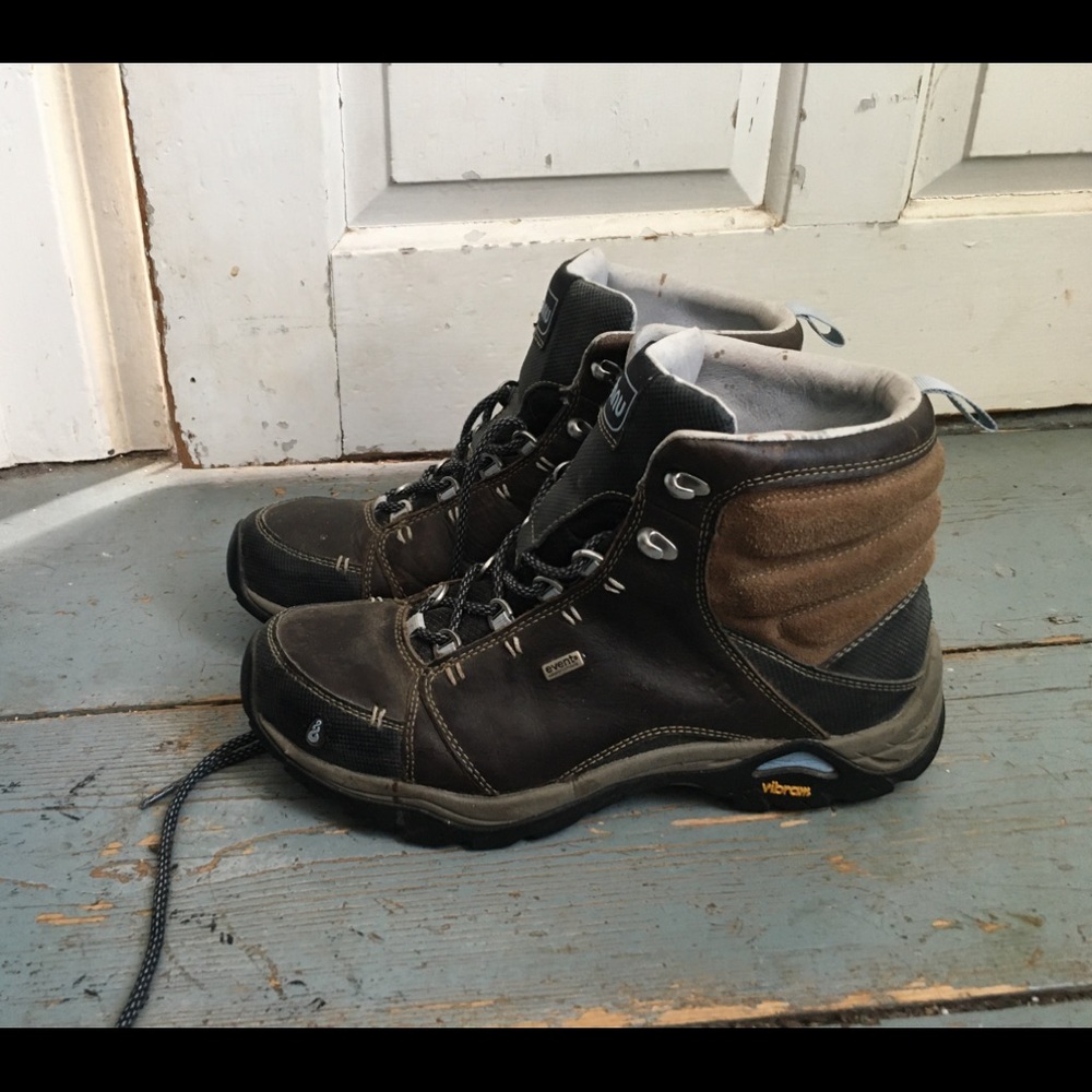 Ahnu waterproof Hiking Boots W8 Vibram soles